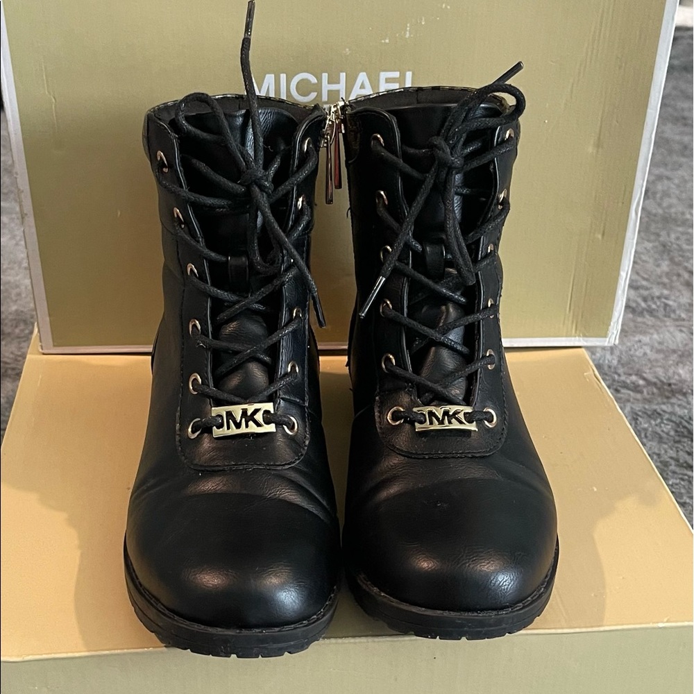 Michael Kors Girls Combat Boots with laces and zipper size 4